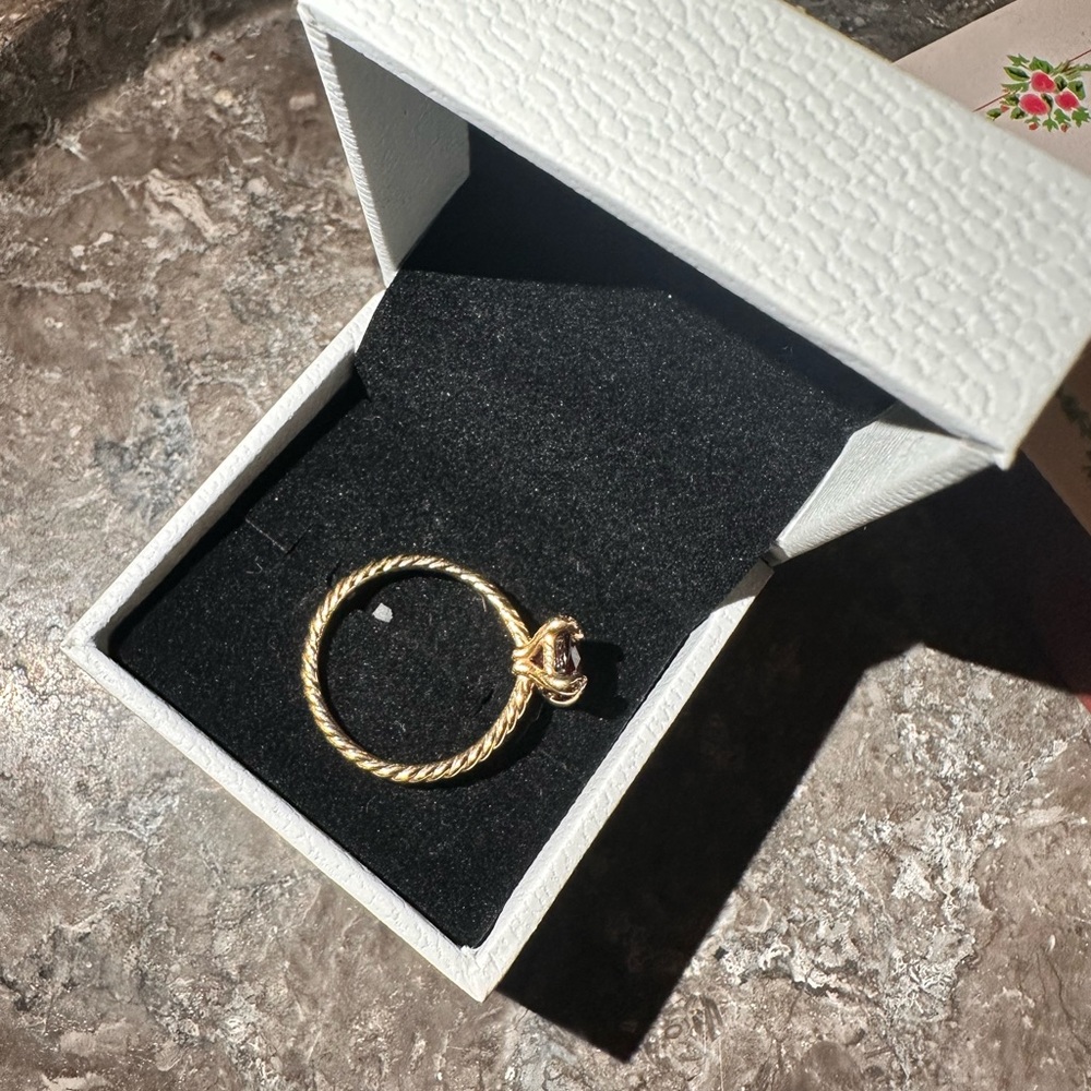 David Yurman Chatelaine® Ring in 18K Yellow Gold with Pavé Diamonds (Garnet) - Picture 3 of 6